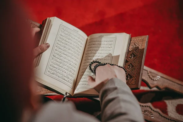 Hombre Musulmán Rezando Leyendo Libro Sagrado —  Fotos de Stock