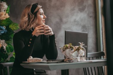 Dizüstü bilgisayar ve içecek kahve yazarak kız