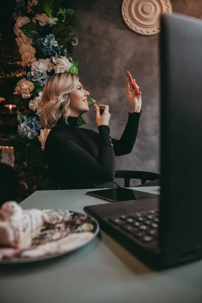 Girl Typing Laptop Drink Coffee — Stock Photo, Image