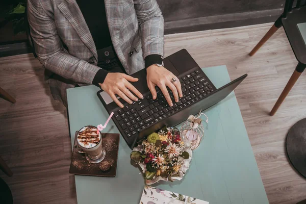 Girl Typing Laptop Drink Coffee — Stock Photo, Image