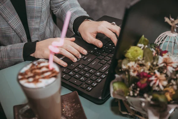 Girl Typing Laptop Drink Coffee — Stock Photo, Image