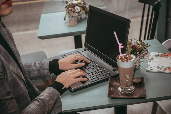 Girl Typing Laptop Drink Coffee — Stock Photo, Image