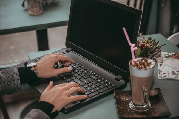 Girl Typing Laptop Drink Coffee — Stock Photo, Image