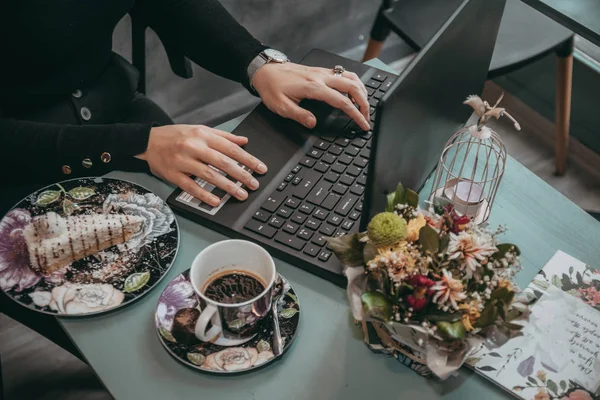 Girl Typing Laptop Drink Coffee — Stock Photo, Image