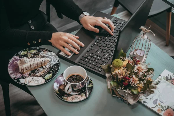 Girl Typing Laptop Drink Coffee — Stock Photo, Image