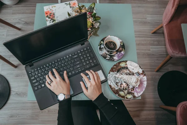 Girl Typing Laptop Drink Coffee — Stock Photo, Image