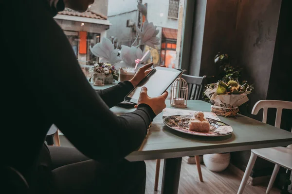 Girl Typing Laptop Drink Coffee — Stock Photo, Image