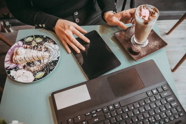 Girl Typing Laptop Drink Coffee — Stock Photo, Image