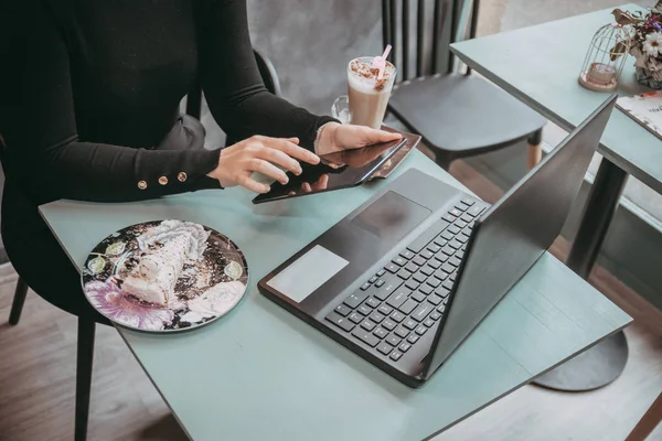 Girl Typing Laptop Drink Coffee — Stock Photo, Image