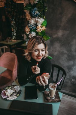 Dizüstü bilgisayar ve içecek kahve yazarak kız