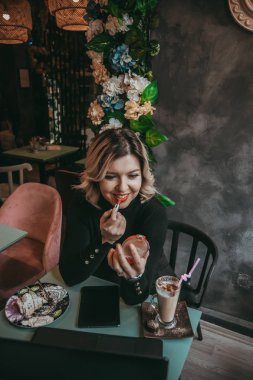 Dizüstü bilgisayar ve içecek kahve yazarak kız