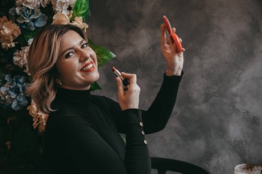 Dizüstü bilgisayar ve içecek kahve yazarak kız