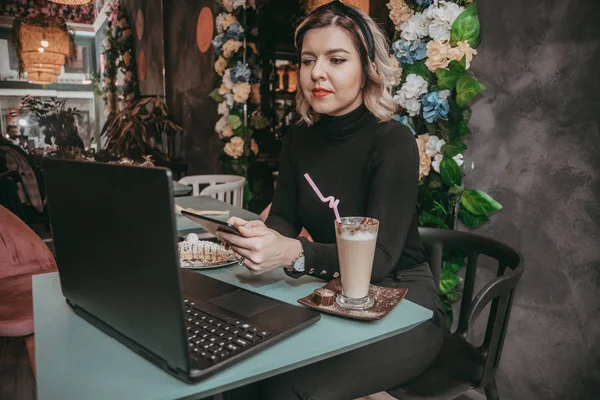 Девушка Печатает Ноутбуке Пьет Кофе — стоковое фото
