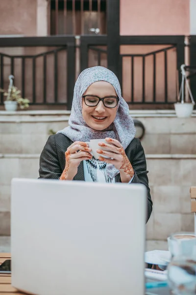 Young Muslim Girl Typing Laptop — Stock Photo, Image