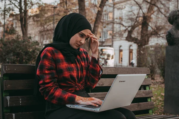 Young Muslim Girl Typing Laptop — Stock Photo, Image