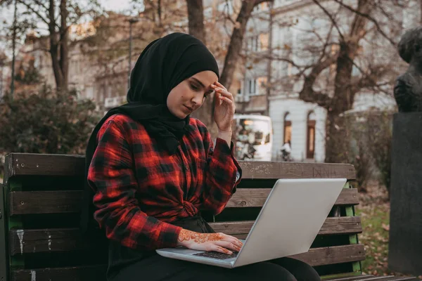 Young Muslim Girl Typing Laptop — Stock Photo, Image