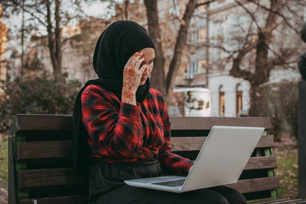 Young Muslim Girl Typing Laptop — Stock Photo, Image