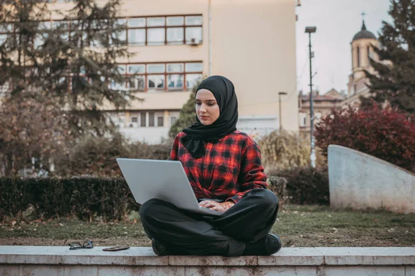 Молодая Мусульманка Печатающая Ноутбуке — стоковое фото