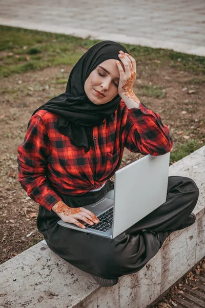Молодая Мусульманка Печатающая Ноутбуке — стоковое фото