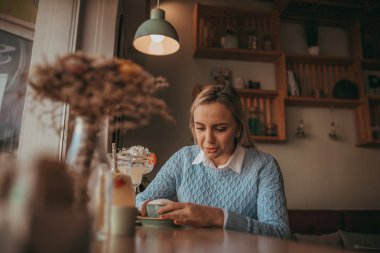 Genç gril kek ve kahve içmek beyaz yemek