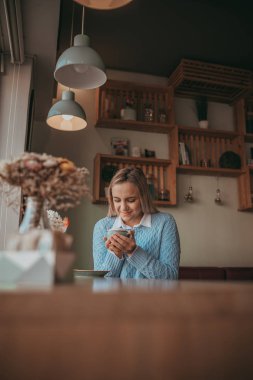Genç gril kek ve kahve içmek beyaz yemek