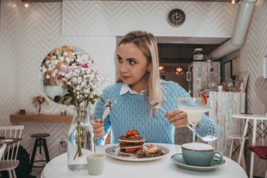 Genç gril kek ve kahve içmek beyaz yemek