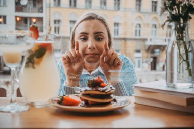 Genç gril kek ve kahve içmek beyaz yemek