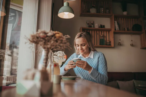 Young Gril Eating Pancakes Drink White Coffee — Stock Photo, Image