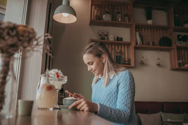 Mladí Gril Jíst Palačinky Kávu Pít Bílé — Stock fotografie