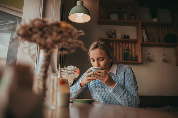 Young Gril Eating Pancakes Drink White Coffee — Stock Photo, Image