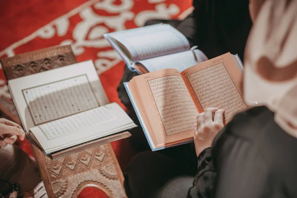 イスラム教徒の神聖な本を読む少女 — ストック写真