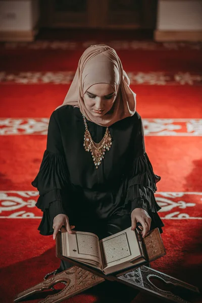 Musliim menina lendo Alcorão na mesquita — Fotografia de Stock