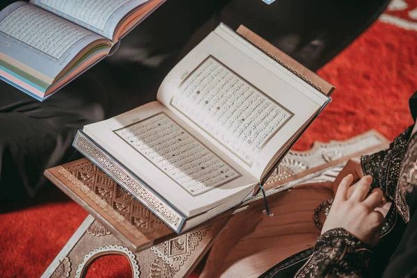 读穆斯林圣书的年轻女孩 — 图库照片