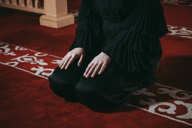 Dua cami içinde Müslüman kız 