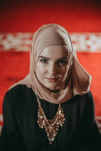 Musliim flicka läsa Koranen i moskén — Stockfoto