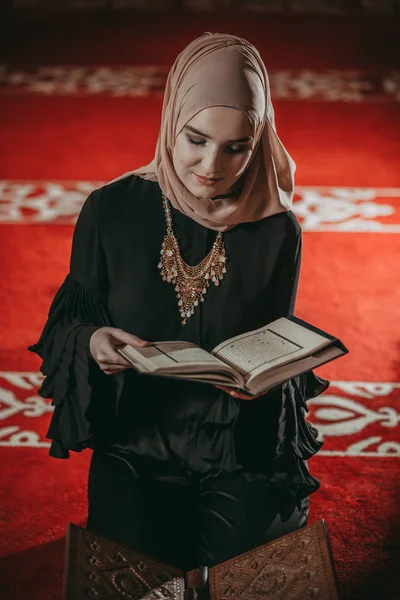 Musliim dívka čtení Koránu v mešitě — Stock fotografie