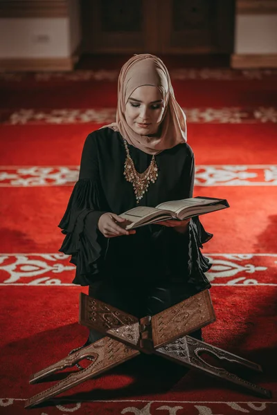 Muslimisches Mädchen liest Quran in Moschee — Stockfoto