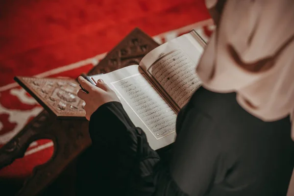 Musliim kız Kur'an camide okuma