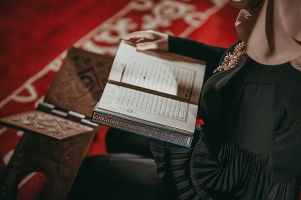 Muslimisches Mädchen liest Quran in Moschee — Stockfoto