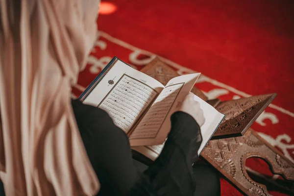 Muslimisches Mädchen liest Quran in Moschee — Stockfoto