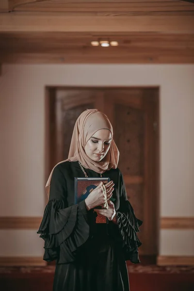Musliim fille lecture Coran dans la mosquée — Photo