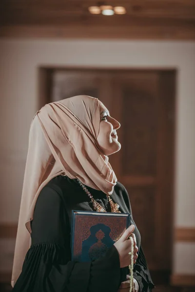 Musliim dívka čtení Koránu v mešitě — Stock fotografie