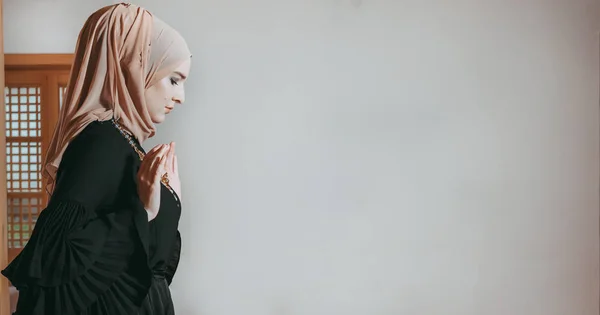 Мусульманская девушка молится в мечети — стоковое фото