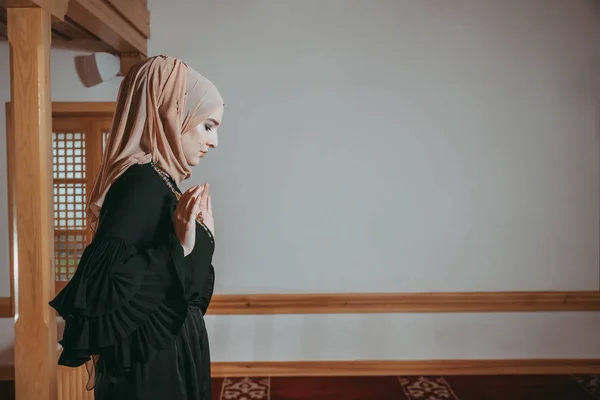 Muslim girl pray in mosque — Stock Photo, Image