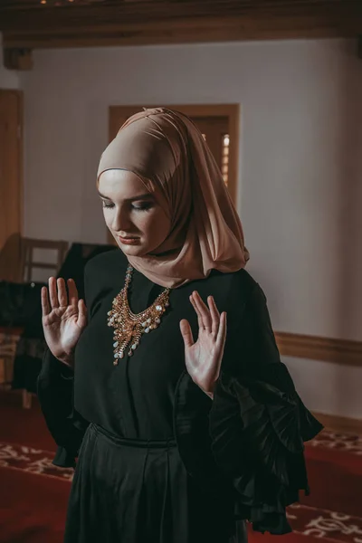 Muslimská dívka modlit do mešity — Stock fotografie