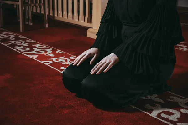 Menina muçulmana rezar na mesquita — Fotografia de Stock