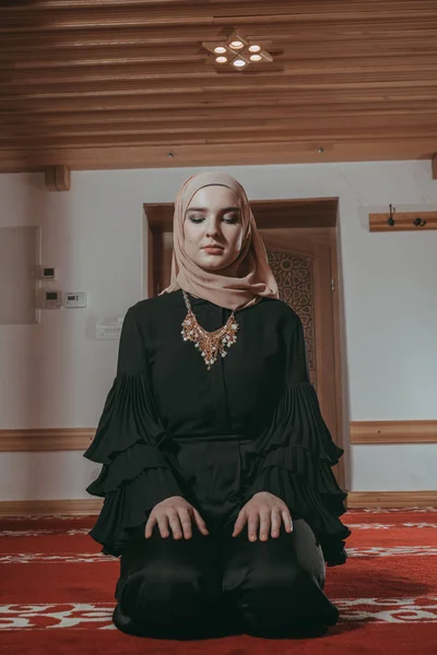 Muslimská dívka modlit do mešity — Stock fotografie