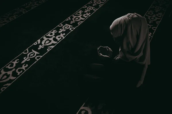 Muslim girl pray in mosque — Stock Photo, Image