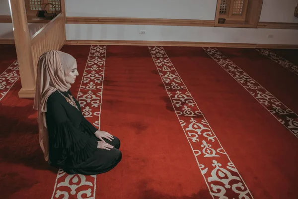 Menina muçulmana rezar na mesquita — Fotografia de Stock