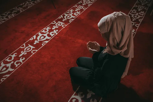 Muslim girl pray in mosque — Stock Photo, Image